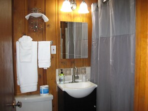 Combined shower/bathtub, free toiletries - Masters Inn (Soap Lake)
