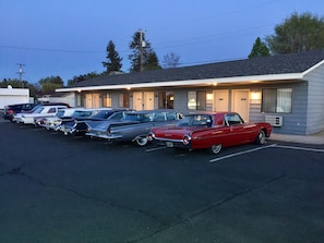 مواقف سيارات مجانية