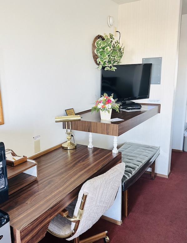 مكتب وواي فاي مجانًا وملاءات أسرّة