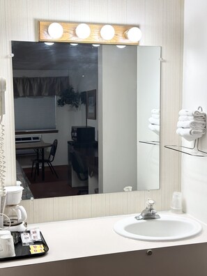 Habitación estándar, 1 cama Queen size | Área de sala de estar | Televisión LED de 38 pulgadas con canales vía satélite y televisión