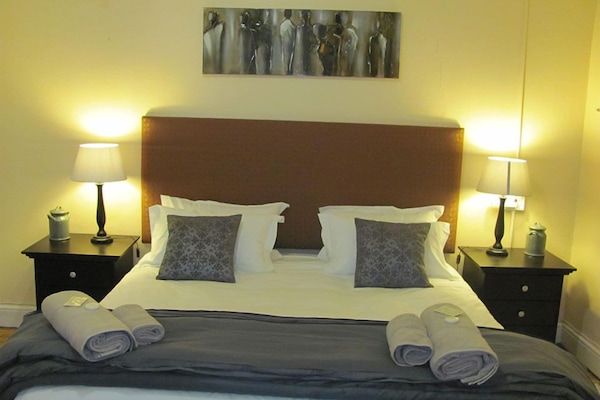 Deluxe Room (1) | Bed sheets