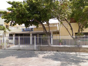 Vista frontal de la propiedad