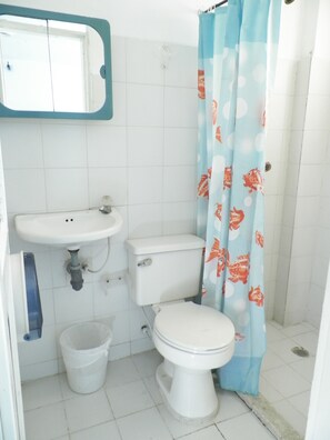 Shower, free toiletries, towels - Hotel El Milagro (Santa Marta)