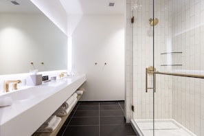 Designer-Toilettenartikel, Haartrockner, Hausschuhe, Handtücher