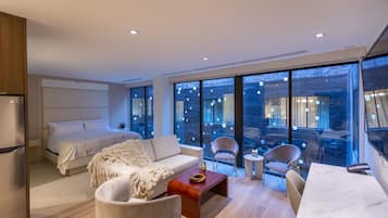 Habitación Premium, 1 cama de matrimonio grande, cocina básica | 1 dormitorio, ropa de cama de alta calidad, caja fuerte y escritorio
