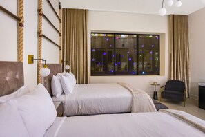 シグネチャー ルーム クイーンベッド 2 台 簡易キッチン | 高級寝具、セーフティボックス (室内)、デスク、ノートパソコン用作業スペース