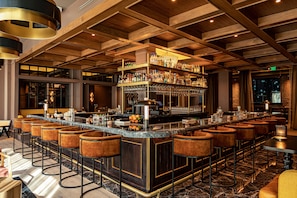 2 bars/lounges