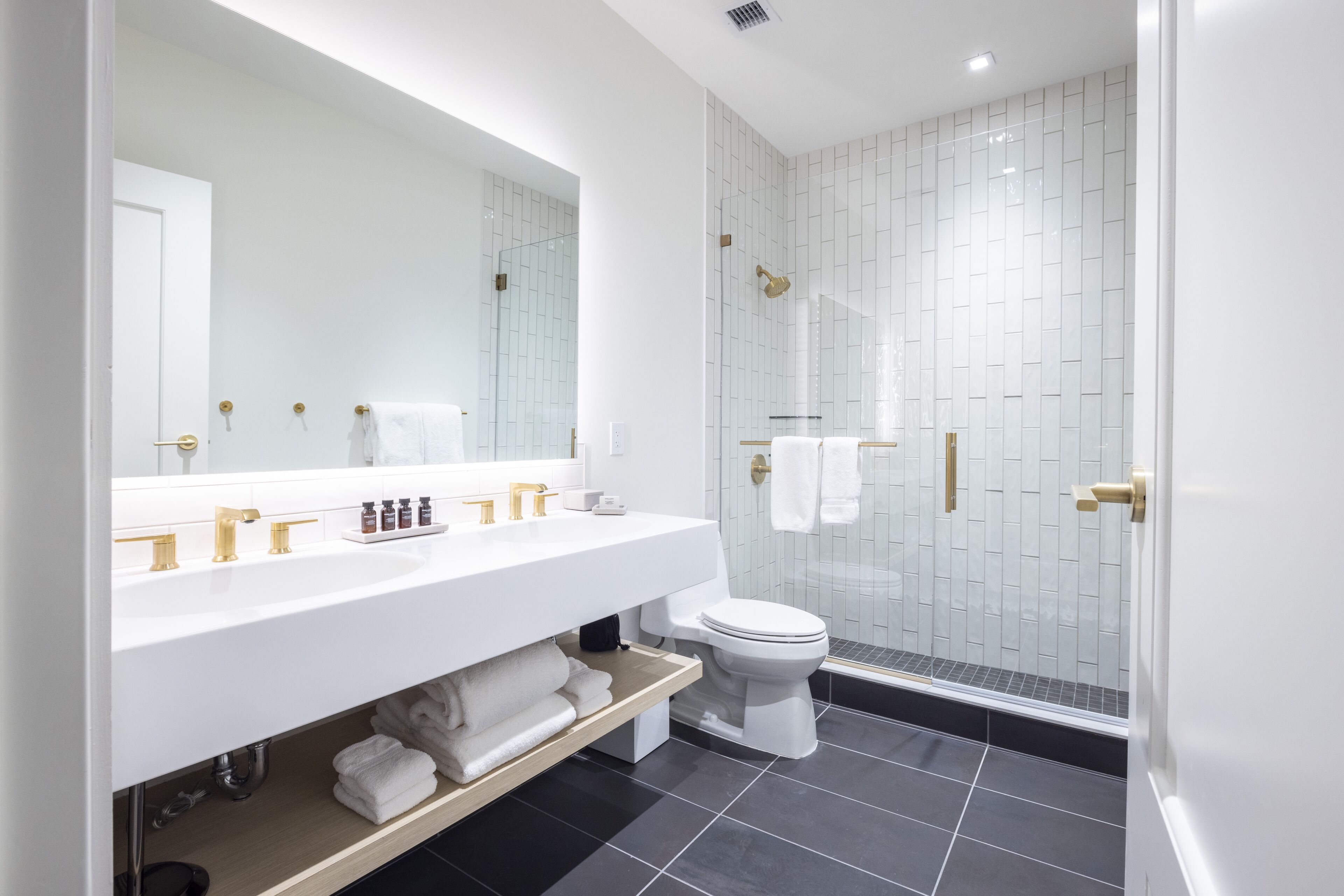 deluxe suite, 2 bedrooms, kitchen | 1 bedroom, premium bedding, in-room safe, desk