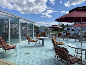 Terrace/patio - Kluane Park Inn (Haines Junction)