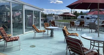 Kluane Park Inn