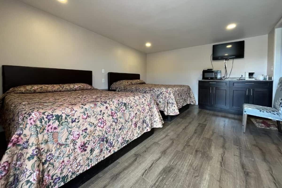 Family Room, Air conditioning | Desk, free WiFi