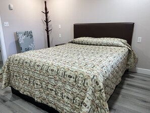 Escritorio, wifi gratis y ropa de cama 