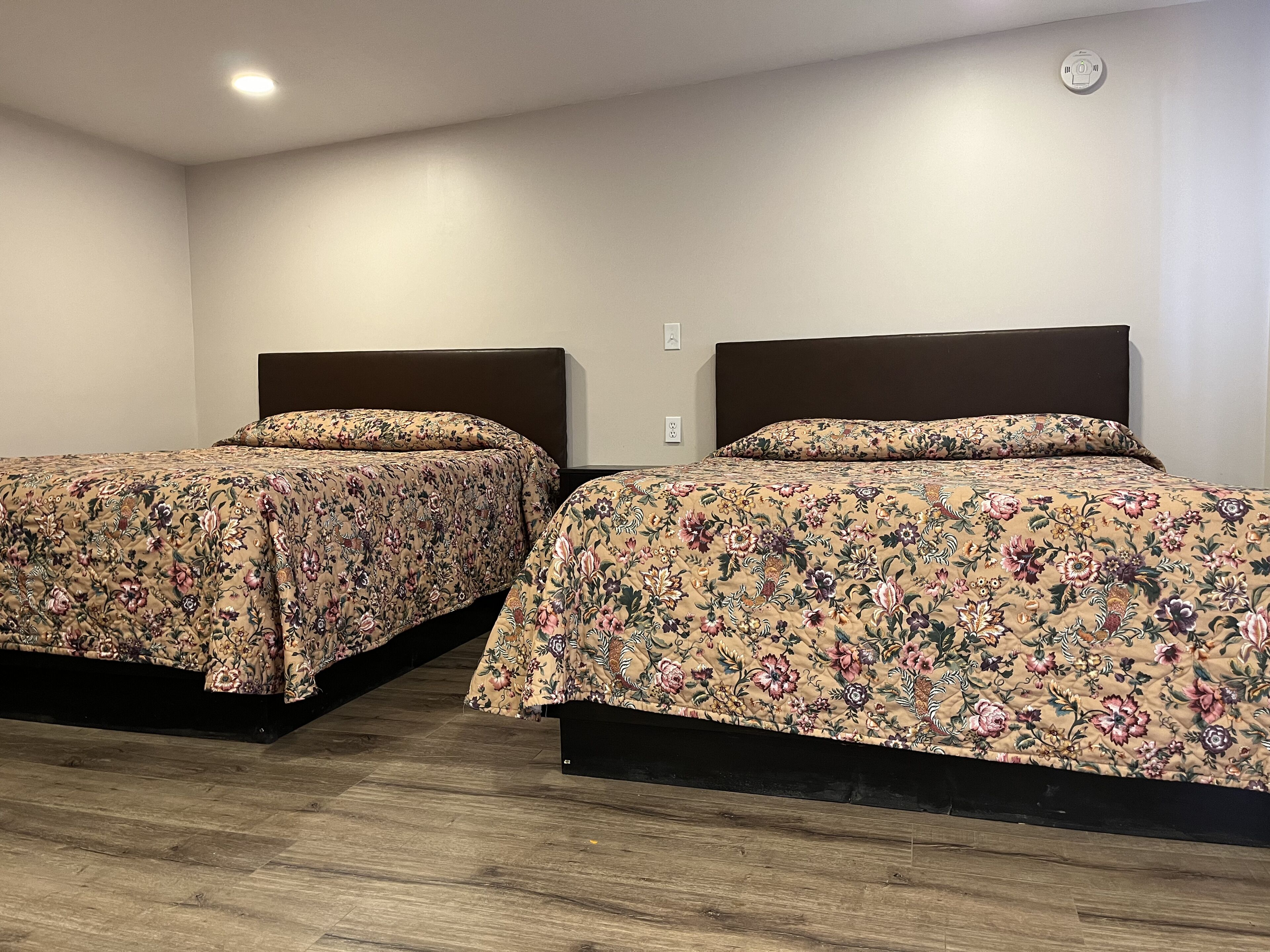 Double Room | Desk, free WiFi, bed sheets