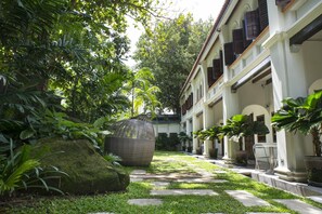 Property grounds - Muntri Grove (George Town)