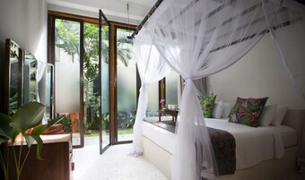 Peti besi dalam bilik, dihias secara berasingan 