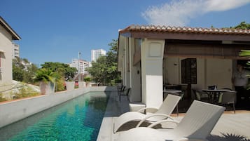Hồ bơi ngoài trời