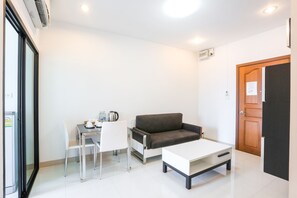 Desk, free WiFi, bed sheets - V-twin Donjan Service Apartment (Chiang Mai)