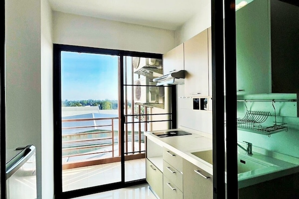 Family Suite, 2 Bedrooms | Private kitchen | Stovetop