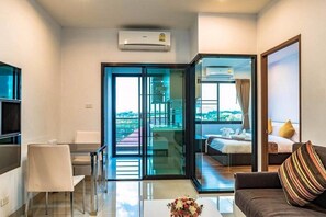 32-inch flat-screen TV with cable channels, TV - V-twin Condo Donjan (Chiang Mai)