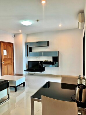 Suite familiare, 2 camere da letto | Area soggiorno | TV a schermo piatto 32 pollici con canali via cavo, TV