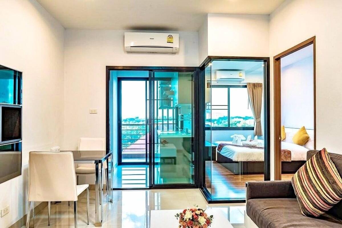 Escritorio, wifi gratis, ropa de cama