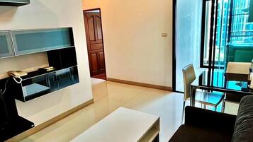 Phòng dành cho gia đình | Khu phòng khách | TV màn hình phẳng 32-inch có truyền hình cáp, TV