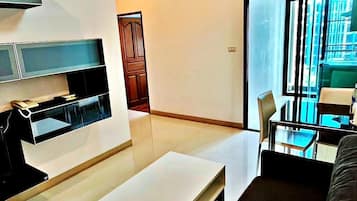 Habitación familiar | Área de sala de estar | Televisión de pantalla plana de 32 pulgadas con canales por cable