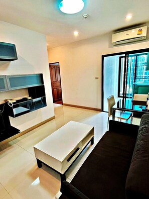 Family Room | Living area | 32-inch flat-screen TV with cable channels, TV - V-twin Condo Donjan (Chiang Mai)