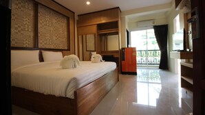 Une chambre d’hôtel avec un grand lit, une télévision, une armoire et un balcon avec vue.
