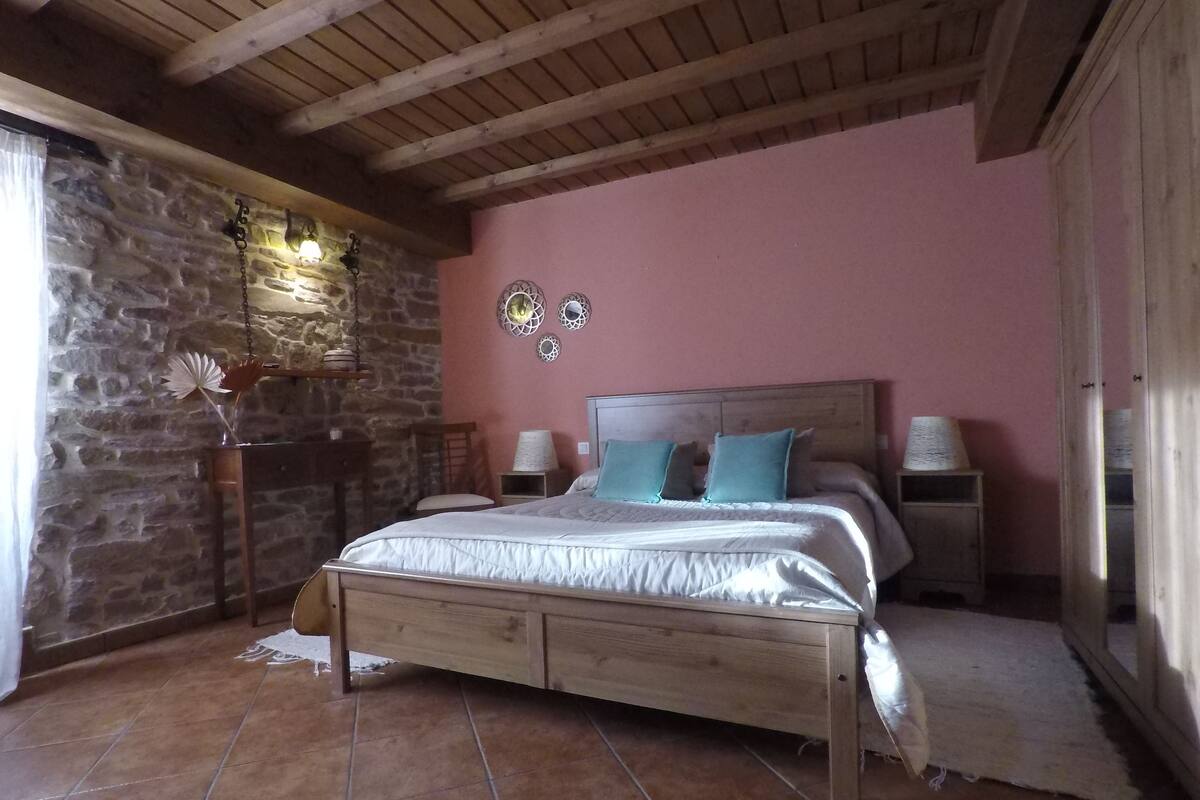 Quarto casal, 1 cama de casal | Roupas de cama premium, escrivaninha, cortinas blackout, berços grátis