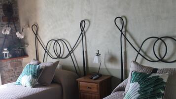 Tomannsrom, 2 enkeltsenger | Sengetøy av topp kvalitet, skrivebord og blendingsgardiner