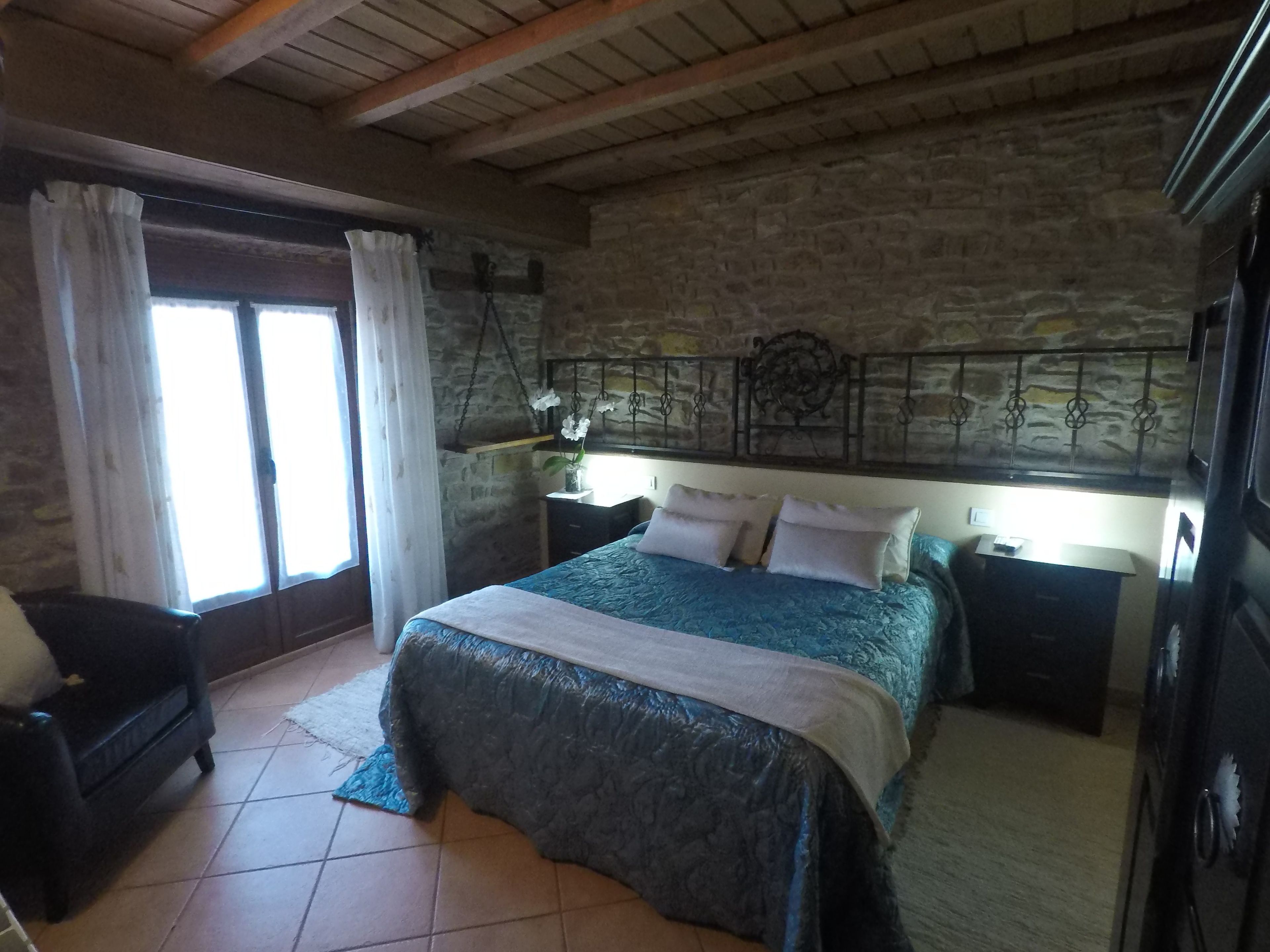 Habitación doble, 1 cama doble | Ropa de cama de alta calidad, escritorio, cortinas opacas