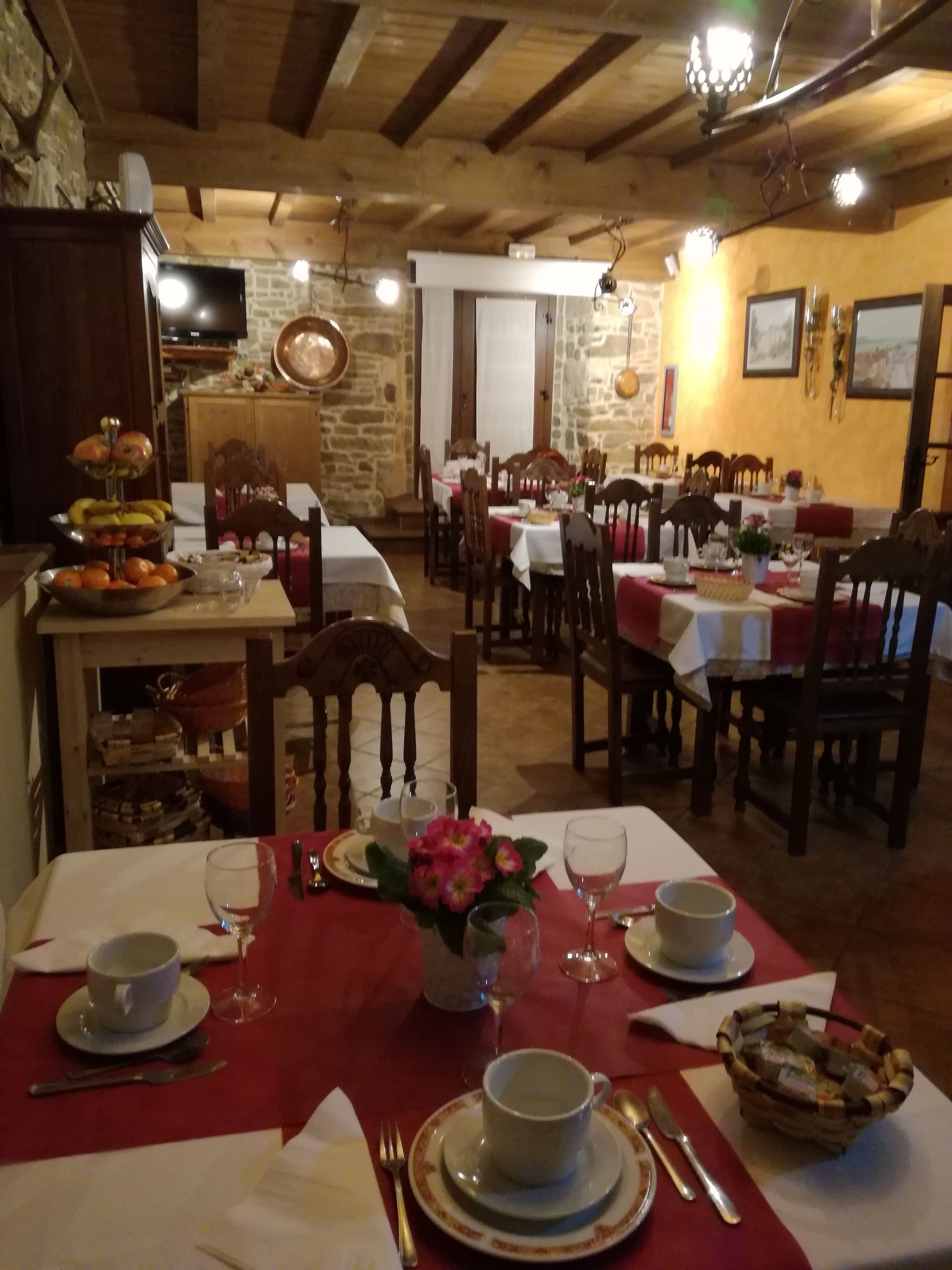 Petit déjeuner et dîner servis sur place