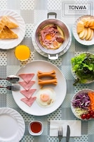 Daily continental breakfast (THB 800 per person)