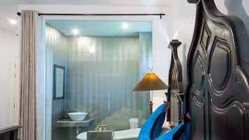 Deluxe Twin Room , Free BKK Airport Transfers, flight detail required | Bar mini, peti besi dalam bilik, meja, langsir/tirai gelap terus