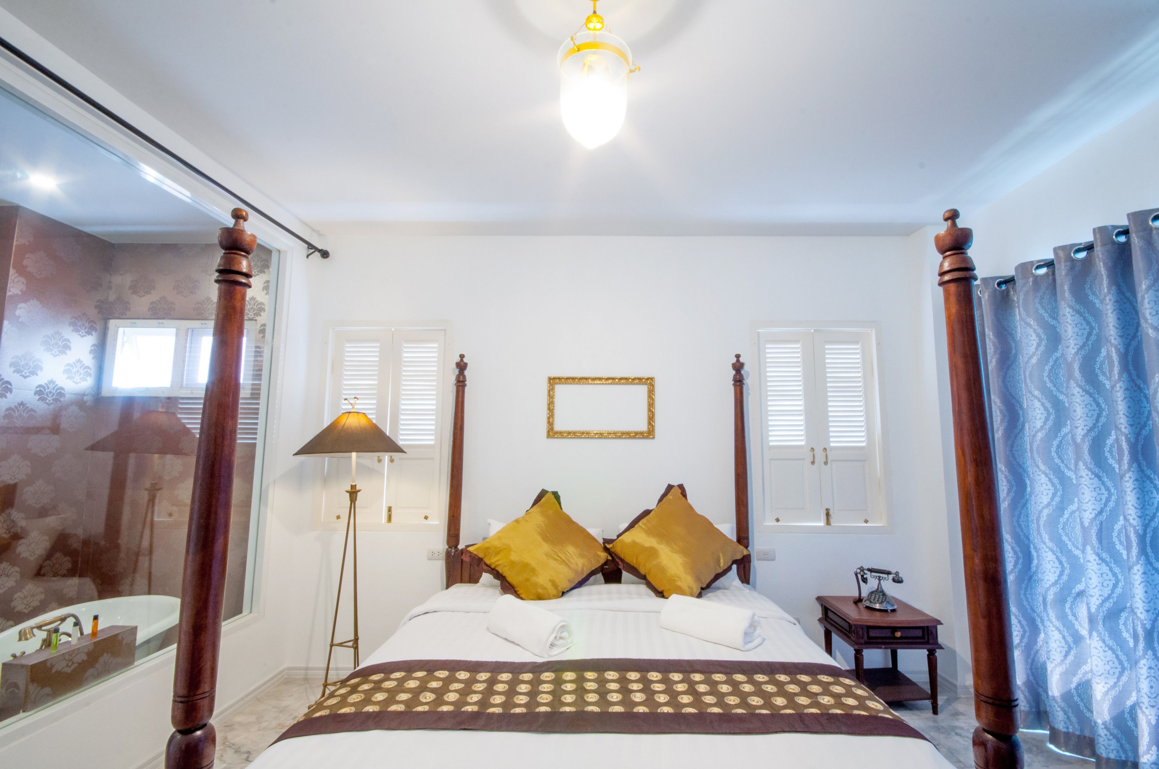 deluxe double room , free bkk airport transfers, flight detail required | minibar, in-room safe, desk, blackout curtains