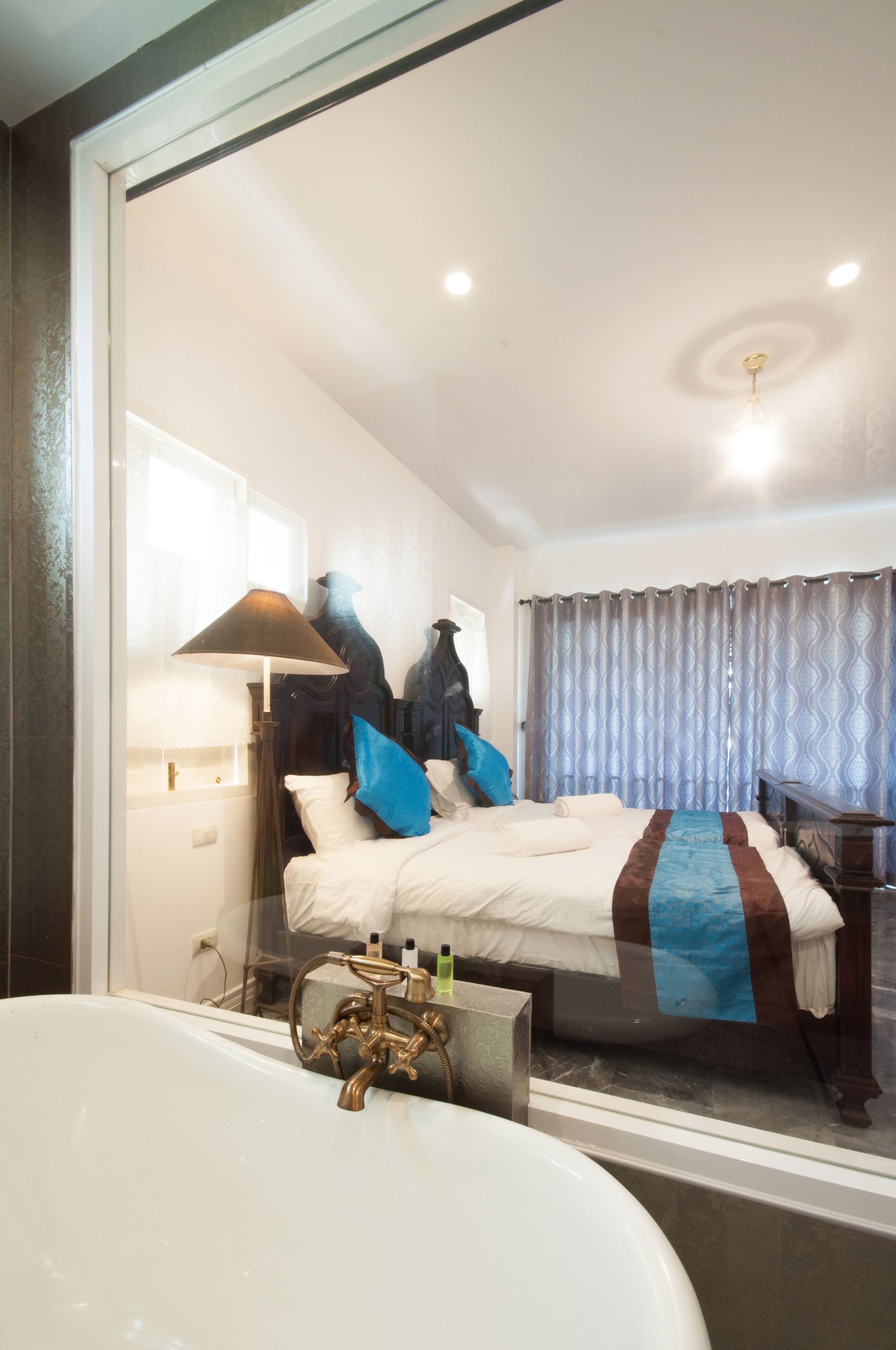 deluxe twin room , free bkk airport transfers, flight detail required  | bathroom | combined shower/bathtub, deep-soaking bathtub, free toiletries