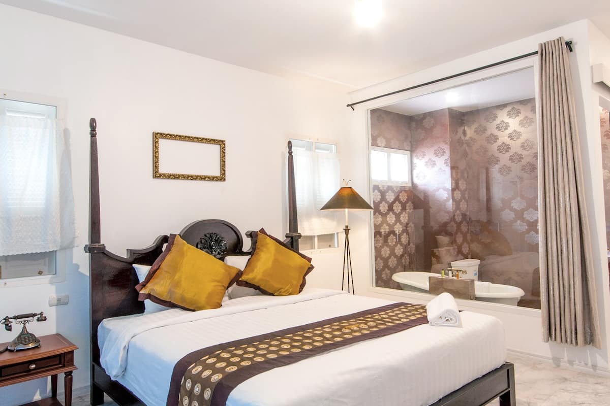 Deluxe Double Room , Free BKK Airport Transfers, flight detail required | Minibar, coffres-forts dans les chambres, bureau, rideaux occultants