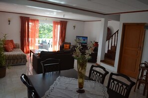 Hus Panoramic - 2 sovrum - pentry - havsutsikt | Vardagsrum | Platt-tv