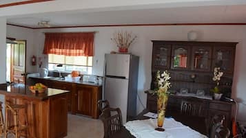 Panoramic-Haus, 2 Schlafzimmer, Kochnische, Meerblick | Wohnbereich | Flachbildfernseher