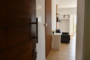 Estudio, balcón, vistas a la ciudad | Sistema de insonorización y tabla de planchar con plancha