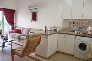 Appartement, 2 slaapkamers | Privékeuken | Een koelkast, een oven, een kookplaat, een koffiezetapparaat/waterkoker