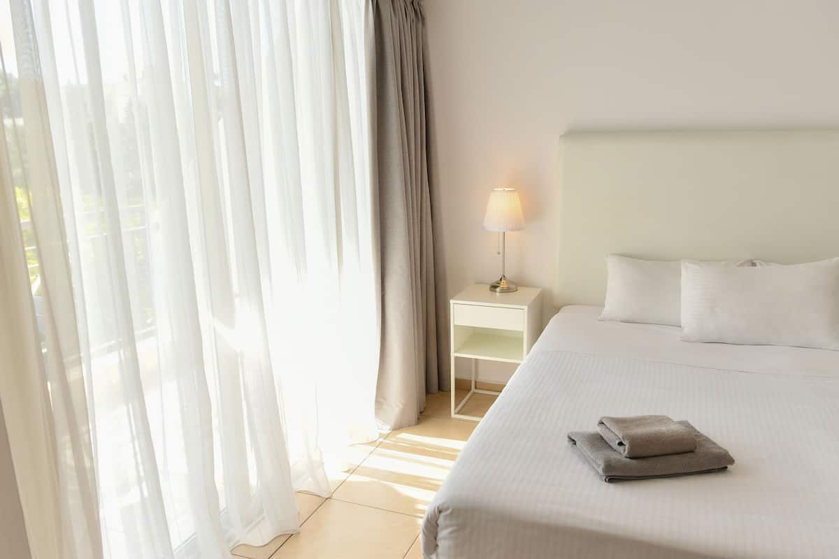 Studio, balcon, vue ville | Chambres insonorisées, fer et planche à repasser