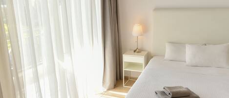 Studio, Balkon, Stadtblick | Schallisolierte Zimmer, BĂŒgeleisen/BĂŒgelbrett, Babybetten, Zustellbetten