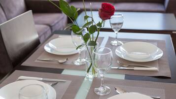 Réfrigérateur, four, plaque de cuisson, cafetière/bouilloire