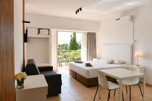 Estudio, balcón, vistas a la ciudad | Sistema de insonorización y tabla de planchar con plancha