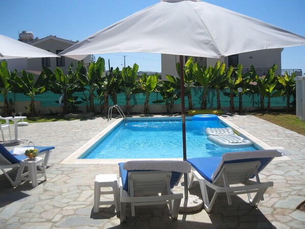 Outdoor pool, pool umbrellas, sun loungers - Five Waves Holiday Villas (Kissonerga)