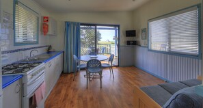 Cabane, 2 chambres | Cuisine privée | Grand réfrigérateur, four, plaque de cuisson, cafetière/bouilloire