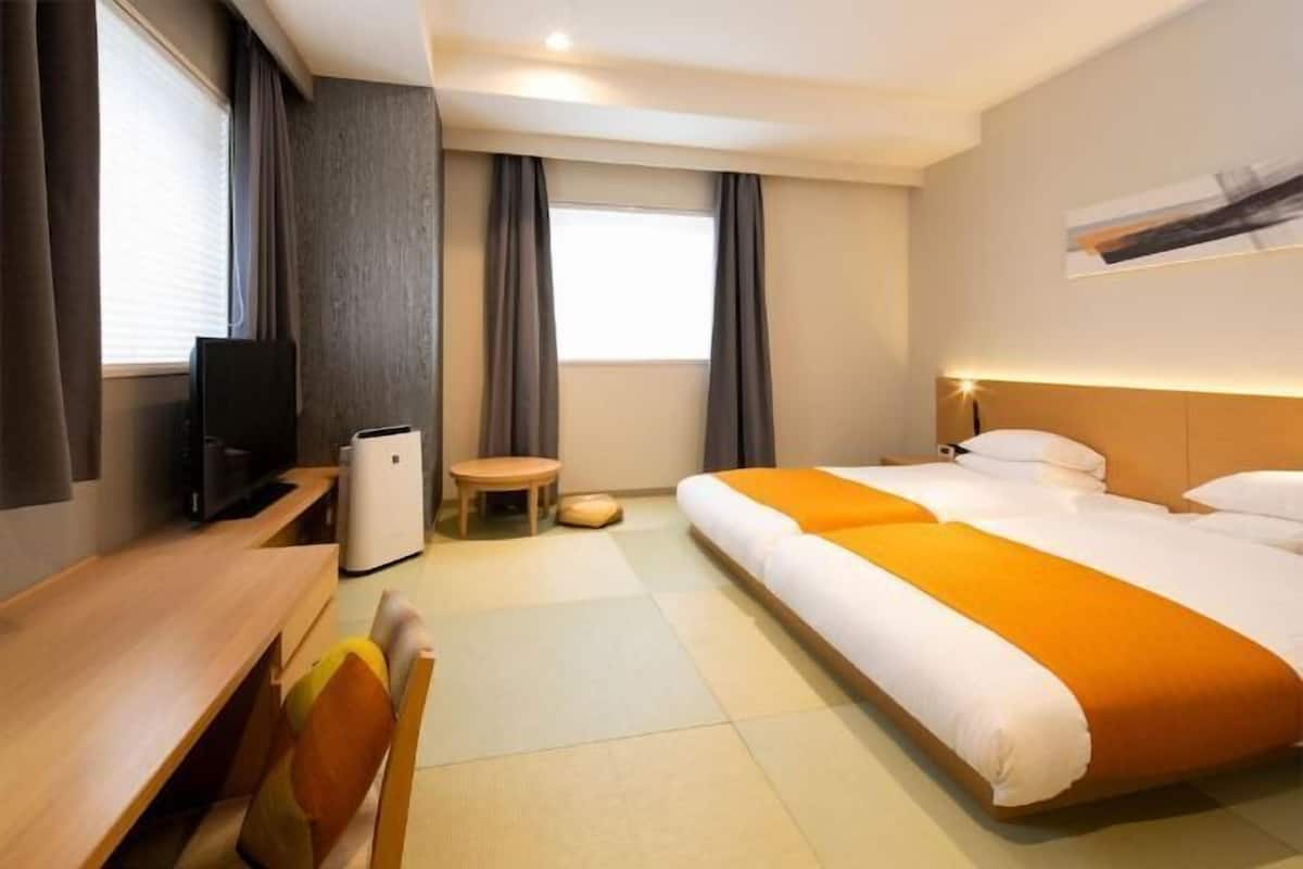1 soveværelse, pengeskab på værelset, skrivebord, lydisolering