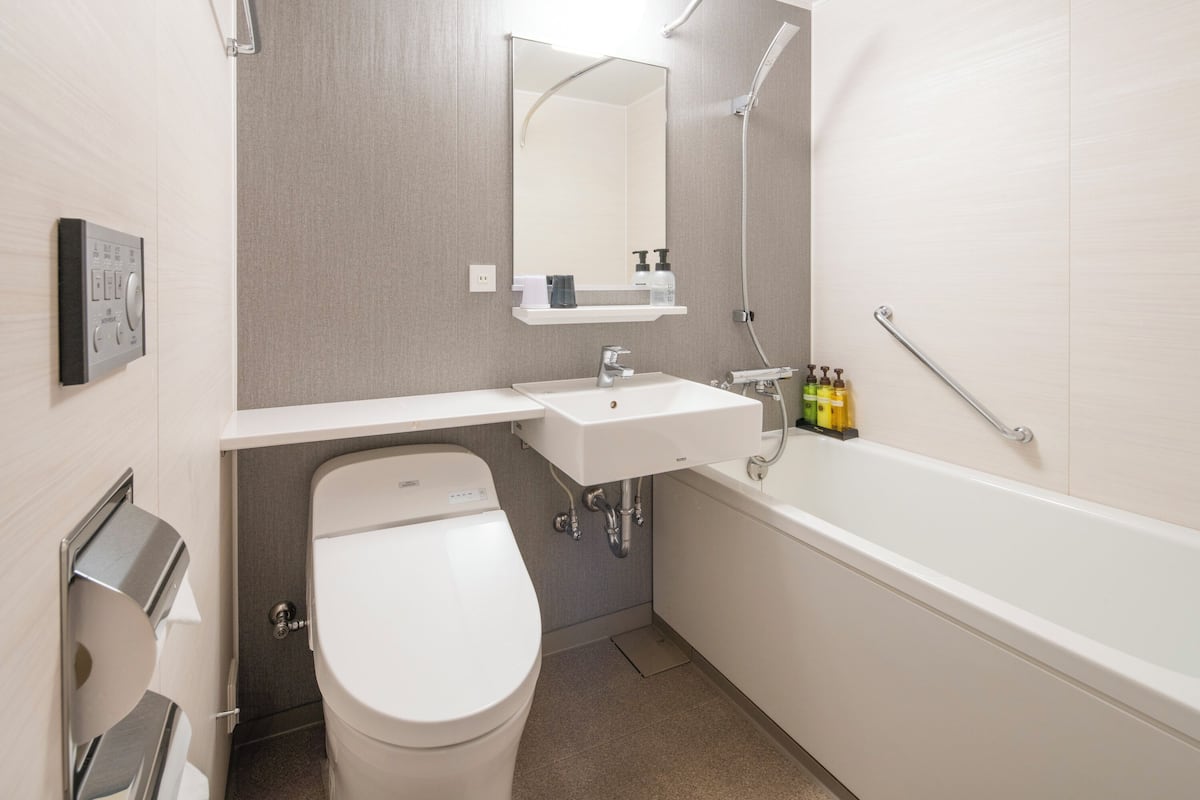 1 bedroom, in-room safe, desk, soundproofing